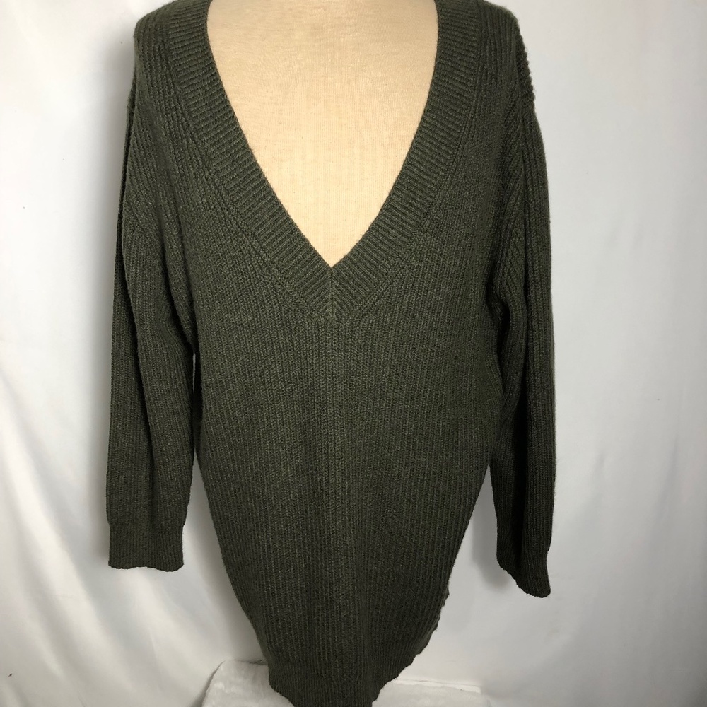 Womens Green Sweater. New with Tags. Size Large. Rickis.